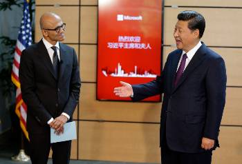 Θερμή η υποδοχή του Κινέζου ηγέτη (δεξιά) και από τον διευθύνοντα σύμβουλο της «Μάικροσοφτ», Σατίγια Ναντέλα (αριστερά)