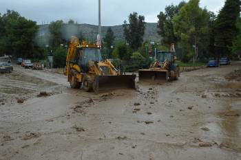 Μηχανήματα του Δήμου Χαϊδαρίου στην προσπάθεια αποκατάστασης της πόλης