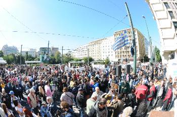 Η διαδήλωση στην πλατεία Κλαυθμώνος, καθ' οδόν προς το Σύνταγμα