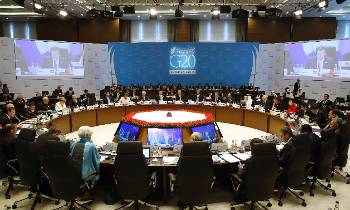 Σε επανειλημμένες αναθεωρήσεις προς τα κάτω των εκτιμήσεών τους για την παγκόσμια οικονομία προβαίνουν οι ιμπεριαλιστικοί οργανισμοί (φωτ. από τη Σύνοδο Κορυφής του «G20» το Νοέμβρη του 2015)