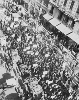 Η μεγάλη διαδήλωση μόλις είχε ξεκινήσει... (Από το φωτογραφικό άλμπουμ του Ντμίτρι Κέσελ «Ελλάδα του '44)