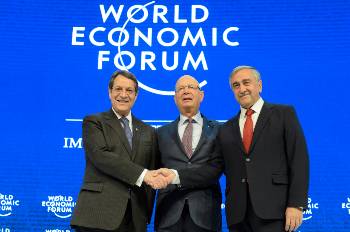 Ο Πρόεδρος της Κύπρου, Ν. Αναστασιάδης και ο επικεφαλής του ψευδοκράτους, Μ. Ακιντζί, που αναβαθμίστηκε περαιτέρω στην πρόσφατη συνάντηση στο Φόρουμ του Νταβός