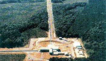 Ο ανιχνευτής βαρυτικών κυμάτων LIGO, στην πολιτεία της Λουιζιάνα των ΗΠΑ. Ενας «δίδυμος» ανιχνευτής βρίσκεται στην πολιτεία της Ουάσιγκτον.