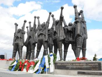 Το μνημείο στον ομαδικό τάφο των μαχητών του ΔΣΕ, στη Φλώρινα