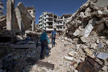 Η «παύση πυρός» σε ισοπεδωμένες (από τους βομβαρδισμούς) πόλεις, όπως η Χομς, μικρή παρηγοριά θα δώσει στους εναπομείναντες κατοίκους τους...