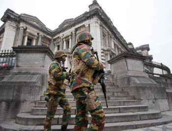 Δυνάμεις και οχήματα του στρατού έχουν εξαπλωθεί σε όλη τη βελγική πρωτεύουσα