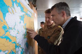 Ο γγ του ΝΑΤΟ, Γενς Στόλτενμπεργκ, περιεργάζεται τον χάρτη του Αιγαίου, υπό το βλέμμα του Γερμανού διοικητή της Νατοϊκής ναυτικής δύναμης που επιχειρεί στην περιοχή