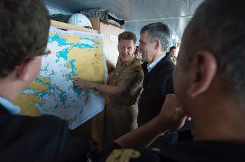 Ο γγ του ΝΑΤΟ, Γενς Στόλτενμπεργκ με τον Γιοργκ Κλάιν, τον Γερμανό διοικητή της ναυτικής δύναμης SNMG2 η οποία επιχειρεί στο Αιγαίο