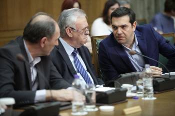 Γ. Σταθάκης, υπουργός Ανάπτυξης, Γ. Δραγασάκης, αντιπρόεδρος της κυβέρνησης, Αλ. Τσίπρας. Λέτε να «οραματίζονται» ανάκαμψη;
