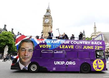 «Θέλουμε τη χώρα μας πίσω»: με αυτό τον ευφάνταστο τρόπο κάνει εκστρατεία το ευρωσκεπτικιστικό κόμμα του Φάρατζ, εκφράζοντας το τμήμα εκείνο του κεφαλαίου που θέλει τη Βρετανία εκτός ΕΕ