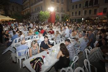 Στην πλατεία Αγίου Τίτου πραγματοποιήθηκε η συγκέντρωση και το λαϊκό γλέντι στο Ηράκλειο