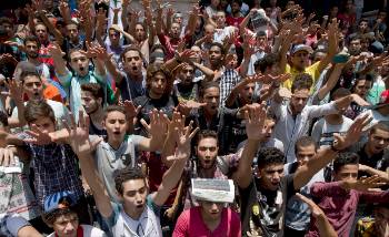 Οι τελευταίες μεγάλες κινητοποιήσεις στην Αίγυπτο καταγράφηκαν τον περασμένο Ιούνη από χιλιάδες μαθητές Λυκείου που ζητούσαν την παραίτηση του υπουργού Παιδείας εξαιτίας των συσσωρευμένων προβλημάτων στο χώρο της εκπαίδευσης...