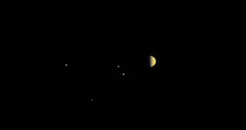 Ενώ βρισκόταν σε απόσταση 10,9 εκατομμυρίων χιλιομέτρων από τον Δία, η διαστημοσυσκευή «Ηρα» έστειλε στις 28 Ιούνη φωτογραφία του γίγαντα πλανήτη (φωτίζεται από το πλάι σε σχέση με την πορεία προσέγγισης του σκάφους) και των τεσσάρων μεγαλύτερων δορυφόρων του, που φαίνονται ως φωτεινές τελίτσες: του Γανυμήδη (αριστερά), της Ιούς (κέντρο), της Ευρώπης (κέντρο κάτω από την Ιώ) και της Καλλιστούς (κάτω προς τα αριστερά)
