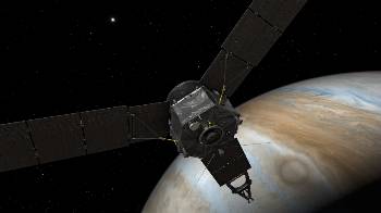 Καλλιτεχνική απεικόνιση της διαστημοσυσκευής «Ηρα» σε τροχιά γύρω από τον Δία. Το σκάφος θα έχει πάντα τους ηλιακούς του συλλέκτες στραμμένους προς τον Ηλιο, που απεικονίζεται ως πολύ φωτεινό άστρο στο βάθος