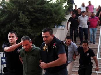 Χιλιάδες οι συλλήψεις υπόπτων για συμμετοχή στο πραξικόπημα
