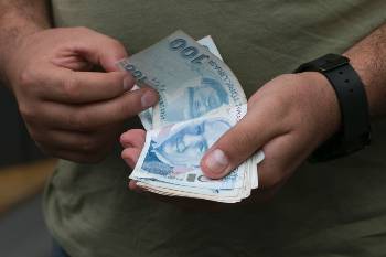 Η ισοτιμία τουρκικής λίρας - δολαρίου έπεσε στα χαμηλότερα επίπεδα του εξαμήνου