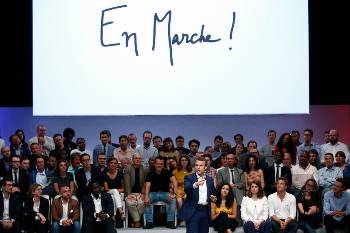 Στιγμιότυπο από εκδήλωση του «Μπροστά!», του νέου κόμματος του Εμ. Μακρόν, που παραιτήθηκε από την κυβέρνηση Ολάντ - Βαλς