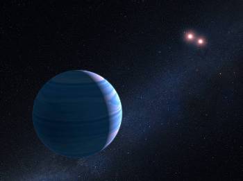 Καλλιτεχνική απεικόνιση του συστήματος με τους δύο ερυθρούς νάνους στο βάθος και τον πλανήτη μεγέθους Κρόνου σε πρώτο πλάνο