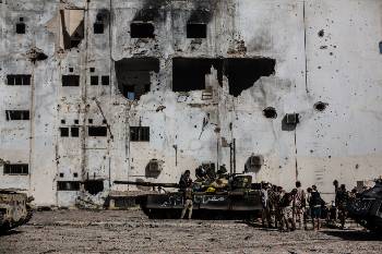 Κατεστραμμένα κτίρια στην Τρίπολη της Λιβύης