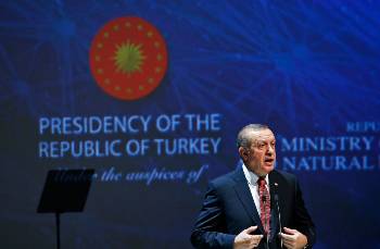 Στο βήμα ο Τούρκος Πρόεδρος, που λάνσαρε τη χώρα του ως ... πάροχο «ενεργειακής ασφάλειας»