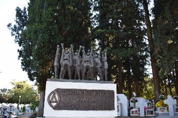 Το νεκροταφείο στη Νάουσα, όπου βρίσκεται το μνημείο πεσόντων μαχητών του ΔΣΕ