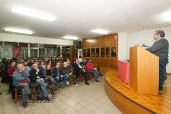 Στο Συνδικάτο Οικοδόμων Αθήνας φιλοξενήθηκε η εκδήλωση. Στο βήμα ο Μ. Παπαδόπουλος