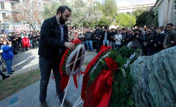 Ο Νίκος Αμπατιέλος, Γραμματέας του ΚΣ της ΚΝΕ, καταθέτει στεφάνι στο μνημείο του Πολυτεχνείου