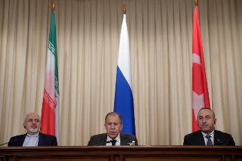 Από τη χτεσινή κοινή συνέντευξη Τύπου των υπουργών Εξωτερικών Ιράν, Ρωσίας και Τουρκίας στη Μόσχα