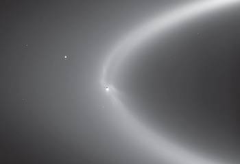 Ο Εγκέλαδος (στο κέντρο) όπως φαίνεται από απόσταση 2 εκατομμυρίων χιλιομέτρων, ενσωματωμένος στο δαχτυλίδι E του Κρόνου, που δημιουργείται από τις παγωμένες εκλύσεις του ίδιου του Εγκέλαδου