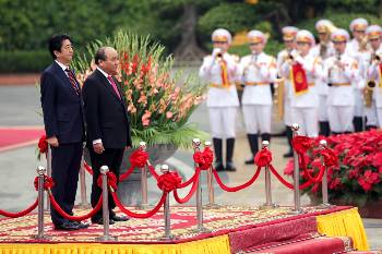 Ο Βιετναμέζος πρωθυπουργός (δεξιά) υποδέχεται τον Ιάπωνα ομόλογό του