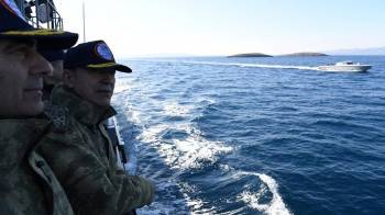Φωτογραφία που δημοσίευσε το Τουρκικό Γενικό Επιτελείο Στρατού, που δείχνει τον στρατηγό Χουλουσί Ακάρ κοντά στα Ιμια