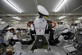 Ανδροειδές βιομηχανικό ρομπότ (χωρίς πόδια) σε αλυσίδα παραγωγής μαζί με ανθρώπους.
