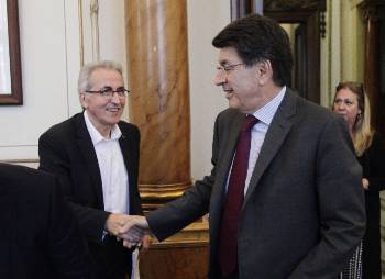 Την ώρα που οι ταξικές συνδικαλιστικές οργανώσεις δίνουν μάχη για ΣΣΕ με αυξήσεις στους μισθούς, η ΓΣΕΕ σπεύδει να επικυρώσει ξανά το αίσχος του κατώτερου μισθού των 586 και 511 ευρώ...