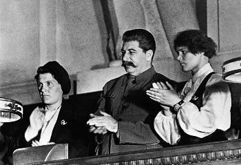 Η Πάσα Αγγελίνα (αριστερά) δίπλα στον Ι. Β. Στάλιν στο 10ο Συνέδριο της Κομμουνιστικής Νεολαίας της ΕΣΣΔ (Κομσομόλ) το 1936