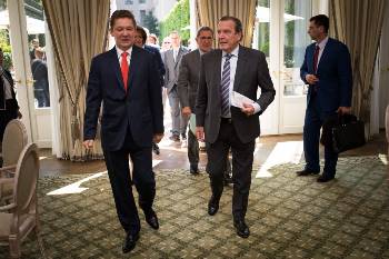 Ο πρόεδρος της «Gazprom», Αλ. Μίλερ, με τον πρώην καγκελάριο της Γερμανίας και νυν πρόεδρο της εταιρείας διαχείρισης του «Nord Stream 2» Γκ. Σρέντερ