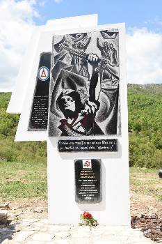 Το μνημείο της ΚΕ του ΚΚΕ για τις μαχήτριες του ΔΣΕ, πέρα από την κεντρική πλάκα που είναι σκαλισμένος γρανίτης, περιέχει στίχους από το ποίημα του Πωλ Ελυάρ για τις μαχήτριες του ΔΣΕ και τη φράση: «Κατάκτησαν πανάξια την ισότιμη θέση τους με έπαθλο τον σεμνό τίτλο 