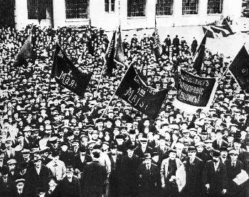 Φάλαγγα εργατών σε διαδήλωση στο Χάρκοβο