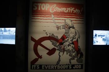 Ο αντικομμουνισμός είναι επίσημη ιδεολογία της ΕΕ. Αφίσες όπως αυτή εκτίθενται στο Μουσείο της ΕΕ στις Βρυξέλλες