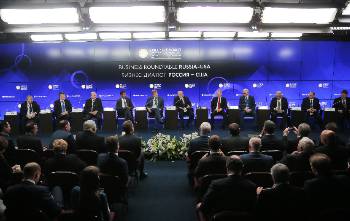 Από τη συνάντηση επιχειρηματιών Ρωσίας και ΗΠΑ στο Φόρουμ, με τη συμμετοχή του Πούτιν (στο κέντρο)