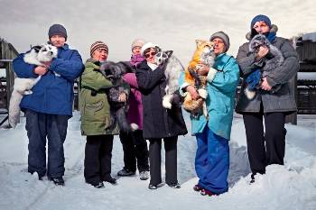 Εξημερωμένες αλεπούδες, με διαφορετικά εξωτερικά χαρακτηριστικά, ποζάρουν μαζί με τους ερευνητές, στις εγκαταστάσεις του πειράματος του Ντμίτρι Μπελιάεφ, στη Σιβηρία