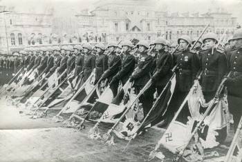 Στρατιώτες του Κόκκινου Στρατού καταθέτουν τη Μέρα της Νίκης στην Κόκκινη Πλατεία τις σημαίες - λάφυρα που πήραν από τους χιτλερικούς