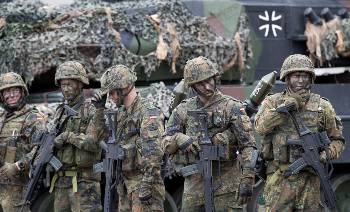 Η Γερμανία σκοπεύει να συμμετάσχει με 15.000 στρατιώτες στις διευρυμένες δυνάμεις επέμβασης του ΝΑΤΟ (φωτ.: Γερμανοί στρατιώτες στη Λιθουανία)