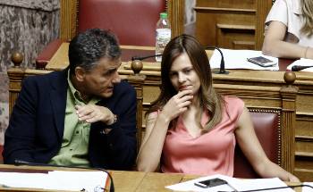 Αλλεπάλληλες συνεντεύξεις, δηλώσεις και «διαρροές» από τα κυβερνητικά στελέχη για την καλλιέργεια ψεύτικων προσδοκιών...