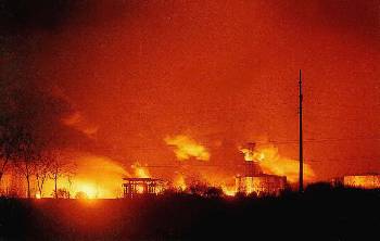 Πύρινη, τοξική κόλαση από το βομβαρδισμό διυλιστηρίου στο Πάντσεβο, στις 18 Απρίλη '99