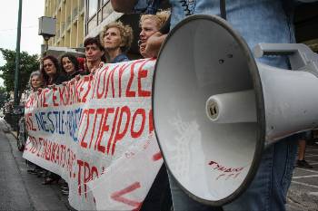 Εργάτριες στο εργοστάσιο της «Froneri» έξω από το υπουργείο Εργασίας, σε κινητοποίηση που οργάνωσε το Συνδικάτο Γάλακτος - Τροφίμων - Ποτών