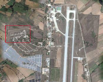 Αεροφωτογραφία του αεροδρομίου και της βάσης του Αραξου. Σε πλαίσιο, οι εγκαταστάσεις που προσομοιάζουν σε αντίστοιχες του εξωτερικού, όπου αποδεδειγμένα φυλάσσονται πυρηνικά (πηγή «902.gr»)