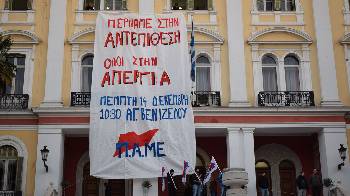 Από τη χτεσινή συμβολική κατάληψη του ΠΑΜΕ στο υπουργείο Μακεδονίας - Θράκης