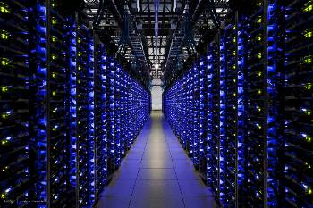 Πυκνή διάταξη ισχυρών ηλεκτρονικών υπολογιστών σε υπολογιστικό κέντρο της «Google» στη Βόρεια Καρολίνα