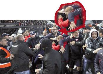 Σε αυτή τη φωτογραφία, στο κέντρο διακρίνουμε τον ίδιο τύπο να εμπλέκεται σε επεισόδια μέσα στον αγωνιστικό χώρο της Τούμπας, σε αγώνα ΠΑΟΚ - Ολυμπιακός