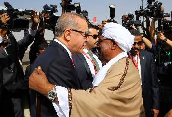 Η επίσκεψη του Τούρκου Προέδρου στο Σουδάν είναι από τα πιο πρόσφατα, σημαντικά ανοίγματα της σουδανικής ηγεσίας σε περιφερειακές δυνάμεις...